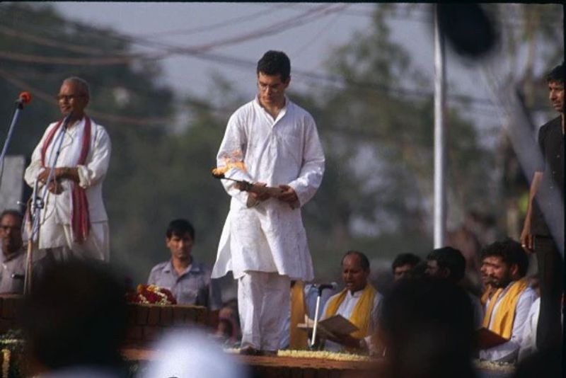 ಆದರೆ 1991ರಲ್ಲಿ ತಂದೆ, ಮಾಜಿ ಪ್ರಧಾನಿ ರಾಜೀವ್ ಗಾಂಧಿ ಹತ್ಯೆ ಬಳಿಕ ಭಾರತಕ್ಕೆ ಮರಳಿದ ರಾಹುಲ್ ಗಾಂದೀ ರಾಲಿನ್ಸ್ ಕಾಲೇಜಿಗೆ ಸೇರುತ್ತಾರೆ. ರಾಹುಲ್ ಟ್ರಿನಿಟಿ ಕಾಲೇಜಿನಿಂದ M.Phil ಪದವಿಯನ್ನೂ ಪಡೆದಿದ್ದಾರೆ. ಕೇಂಬ್ರಿಡ್ಜ್ ಯುನಿವರ್ಸಿಟಿಯಿಂದ ಅಂತರಾಷ್ಟ್ರೀಯ ವ್ಯವಹರದಲ್ಲಿ ಪದವಿ ಪಡೆದಿದ್ದಾರೆ