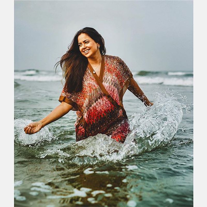 (Courtesy: Instagram)తన సంతోషాన్ని తెలియజేస్తూ శ్రీమంతం ఫోటోలని సోషల్ మీడియాలో అభిమానులతో పంచుకుంది.