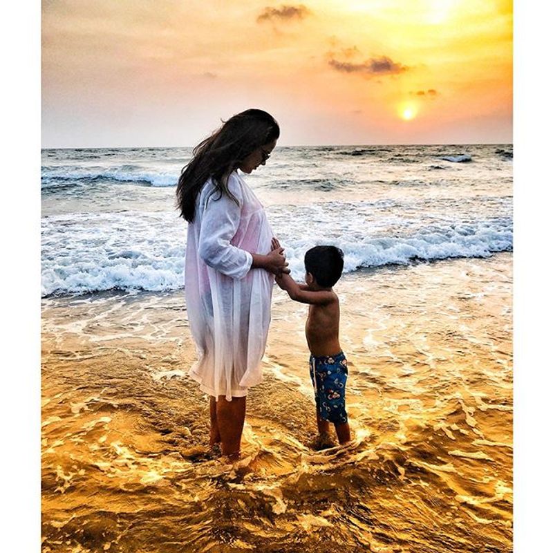 (Courtesy: Instagram)గత కొన్ని నెలలుగా సమీరా రెడ్డి తాను గర్భంతో ఉన్న ఫోటోలని సోషల్ మీడియాలో షేర్ చేస్తున్న సంగతి తెలిసిందే.