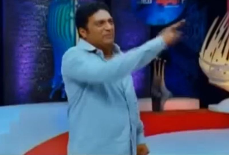 ధోని : ప్రకాష్ రాజ్ స్వీయ దర్శత్వంలో తెరకెక్కిన చిత్రం ఇది. ఆకాష్ పూరి ప్రకాష్ రాజ్ కొడుకుగా నటించాడు. క్లైమాక్స్ లో ప్రకాష్ రాజ్ మీడియాతో మాట్లాడే సన్నివేశం ఆలోచింపచేసే విధంగా ఉంటుంది.