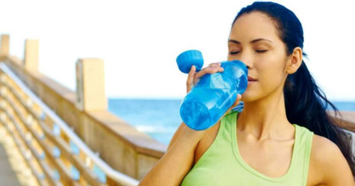 உங்கள் வாட்டர் பாட்டிலை இப்படி சுத்தம் பண்ணுங்க.! அழுக்கு கிருமி வாடை ஏதும் இருக்காது..!!