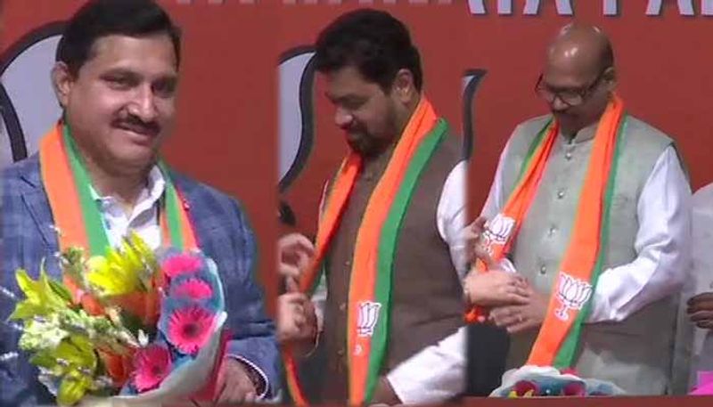 బీజేపీలో సుజనా చౌదరికి కీలక పదవిని కేటాయించే అవకాశం ఉందంటున్నారు. ఏపీ అసెంబ్లీలో కూడ రాజ్యసభలో అవలంభించిన విధానాన్ని సరైన సమయంలో అవలంభించే అవకాశం ఉంది. పార్టీ మారినా తమ పదవులు కోల్పోకుండా ఈ ప్లాన్ను అమలు చేయాలని చూస్తున్నారని ప్రచారం సాగుతోంది.