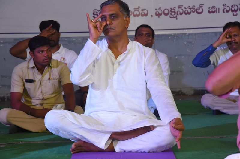 సిద్ధిపేటలో హరీష్ రావు యోగా