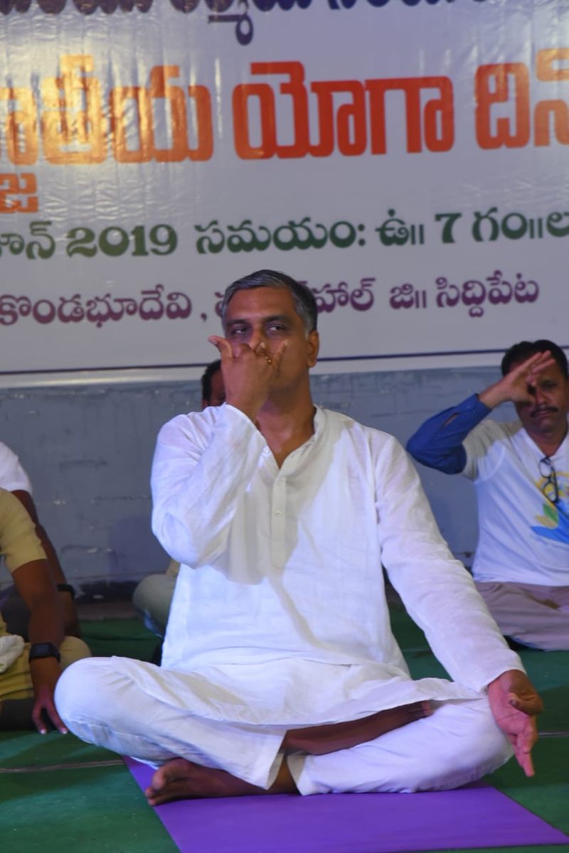 సిద్ధిపేటలో హరీష్ రావు యోగా