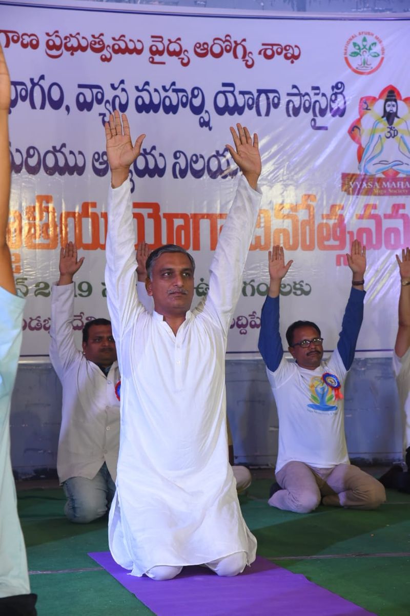 సిద్ధిపేటలో హరీష్ రావు యోగా