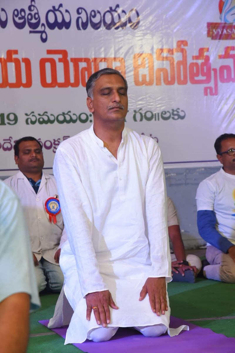 సిద్ధిపేటలో హరీష్ రావు యోగా