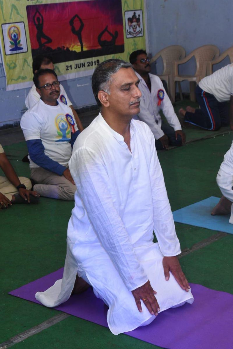 సిద్ధిపేటలో హరీష్ రావు యోగా