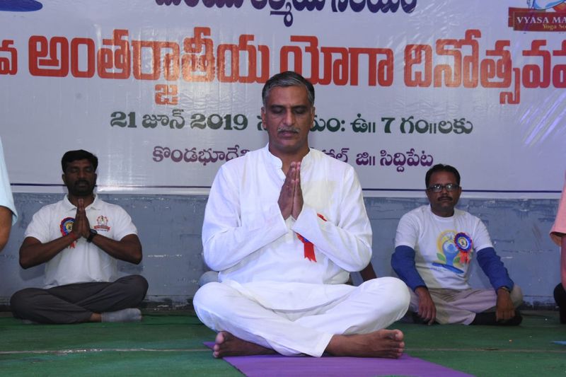 సిద్ధిపేటలో హరీష్ రావు యోగా