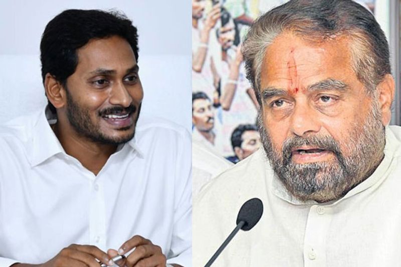 ఫిరాయింపులను నిరోధించే విషయంలో ఎపి ముఖ్యమంత్రి వైఎస్ జగన్మోహన్ రెడ్డి చాలా కచ్చితంగా ఉన్నారు. పార్టీ ఫిరాయిస్తే వేటు వేస్తామని స్పీకర్ తమ్మినేని సీతారాం సభలో ప్రకటించారు. ఈ నేపథ్యంలో కొద్ది శాసనసభ్యులు బిజెపిలో చేరితే ఎపిలో సమస్య తలెత్తవచ్చునని బిజెపి భావిస్తోంది. అదే సమయంలో జగన్ ను ఇప్పటికిప్పుడు ఇబ్బంది పెట్టే కార్యాచరణకు కూడా దిగకూడదని బిజెపి అనుకుంటోంది. అందువల్ల జగన్ కు చిక్కులు ఎదురు కాకుండా టీడీపీ ఎమ్మెల్యేలను గంపగుత్తగా తమ వైపు లాక్కునేందుకు ఆవసరమైన కార్యాచరణను బిజెపి నేతలు చేపట్టినట్లు తెలుస్తోంది.