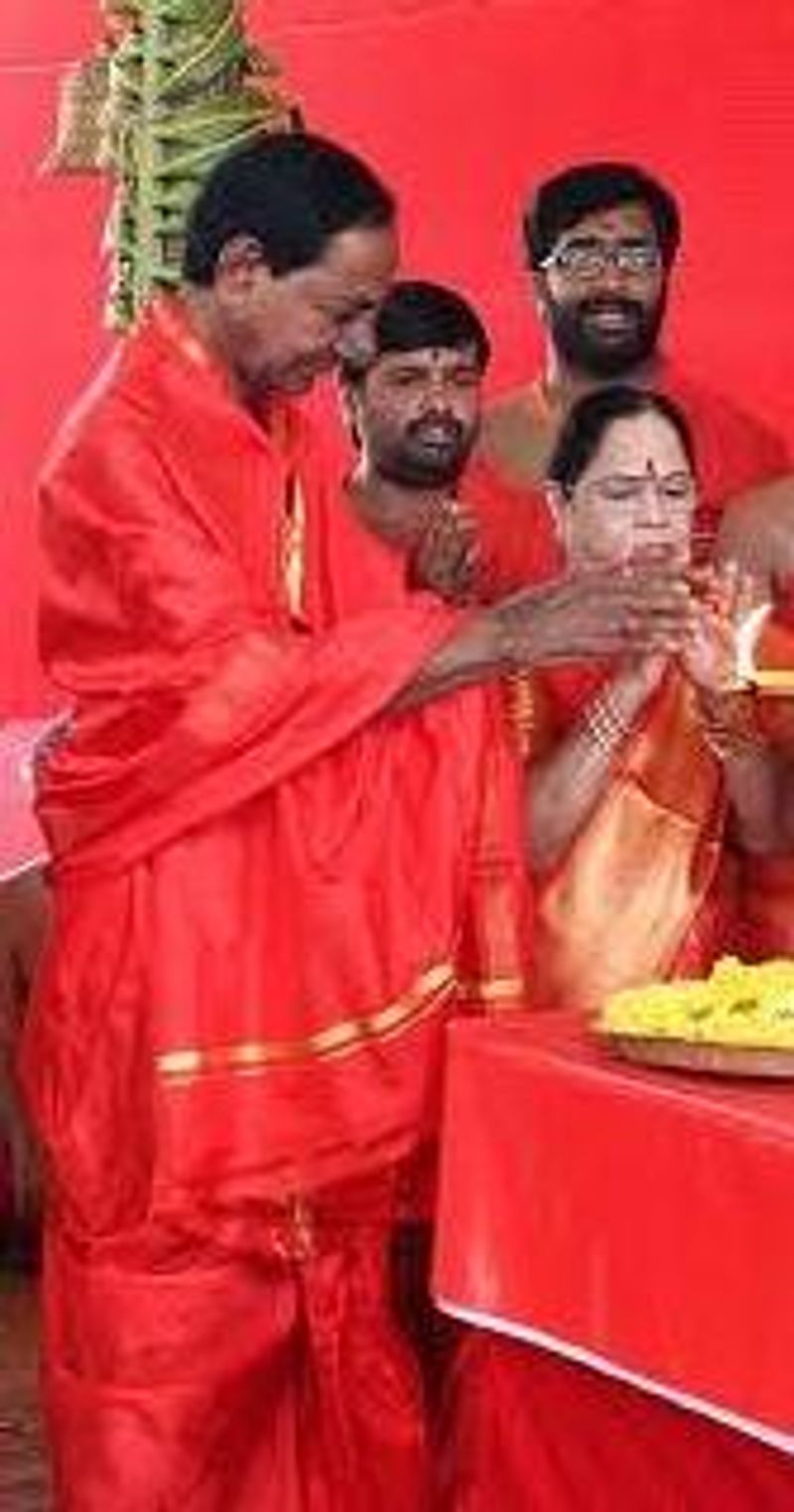 కాళేశ్వరం వద్ద కేసీఆర్ దంపతుల యాగం