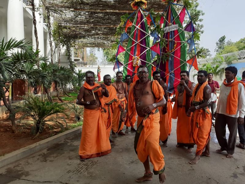 కాళేశ్వరం వద్ద కేసీఆర్ దంపతుల యాగం