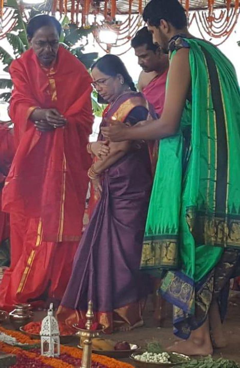 కాళేశ్వరం వద్ద కేసీఆర్ దంపతుల యాగం