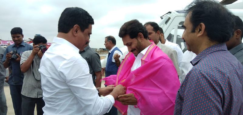 కాళేశ్వరం ప్రాజెక్టు: ఫడ్రవీస్, జగన్లకు ఘన స్వాగతం(ఫోటోలు)
