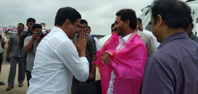 కాళేశ్వరం ప్రాజెక్టు: ఫడ్రవీస్, జగన్లకు ఘన స్వాగతం(ఫోటోలు)