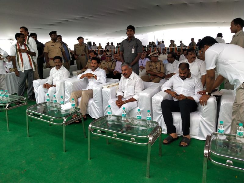 కాళేశ్వరం ప్రాజెక్టు: ఫడ్రవీస్, జగన్లకు ఘన స్వాగతం(ఫోటోలు)
