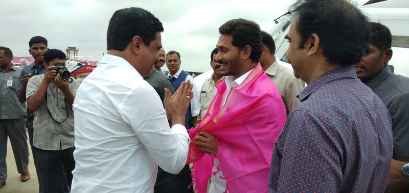 కాళేశ్వరం ప్రాజెక్టు: ఫడ్రవీస్, జగన్లకు ఘన స్వాగతం(ఫోటోలు)