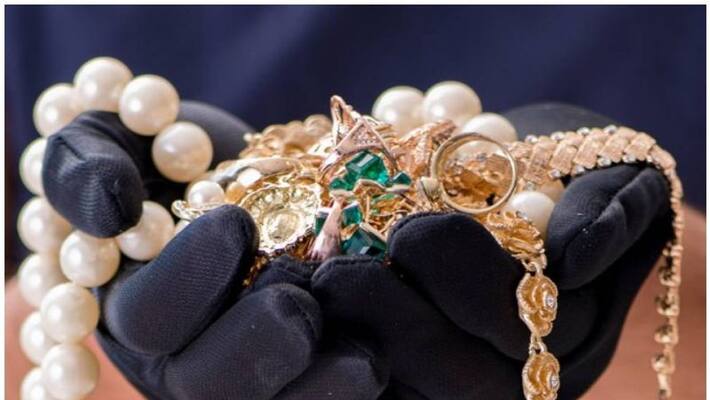 Rs 7 lakh jewelery robbery Rs 7 lakh jewelery robbery