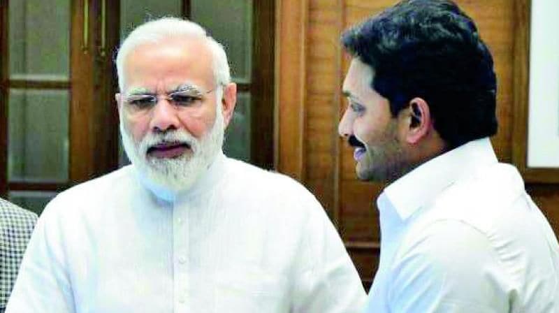 బిజెపితో వైఎస్ జగన్ సఖ్యంగా ఉండడానికే ప్రయత్నాలు చేస్తున్నారు. ఆయన బిజెపితో తలపడే పరిస్థితి లేదు. ప్రత్యేక హోదా నినాదాన్ని వదులుకోకుండానే కేంద్ర ప్రభుత్వంతో సఖ్యంగా ఉంటూ రాష్ట్రానికి తగిన నిధులు, ఇతర సదుపాయాలు సాధించేందుకు ప్రయత్నాలు చేస్తానని ఆయన అంటున్నారు. ముఖ్యమంత్రి అయిన తర్వాత నాలుగేళ్ల పాటు చంద్రబాబు అనుసరించిన వైఖరికి ఇది భిన్నమేమీ కాదు.