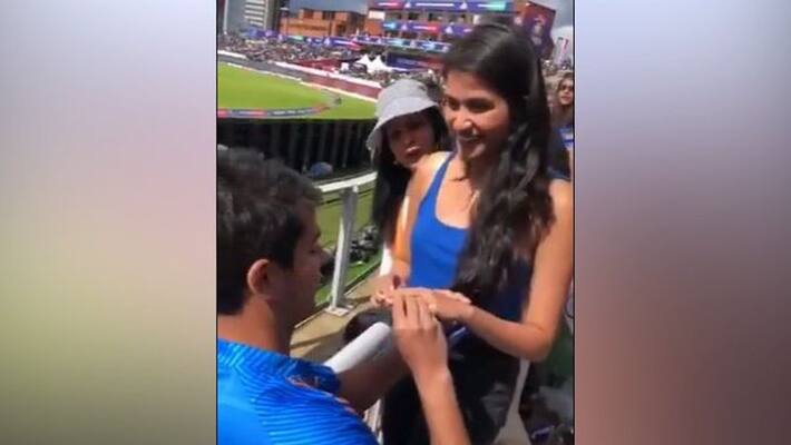 Indian fan proposes to girlfriend during the India vs Pakistan World Cup match Indian fan proposes to girlfriend during the India vs Pakistan World Cup match