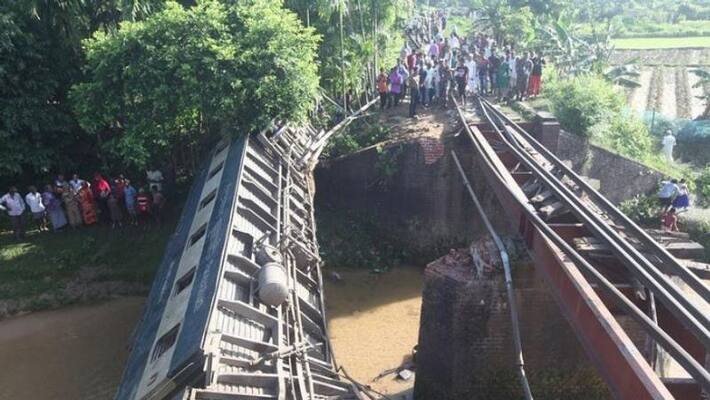 train plunges to canal when the bridge collapsed train plunges to canal when the bridge collapsed