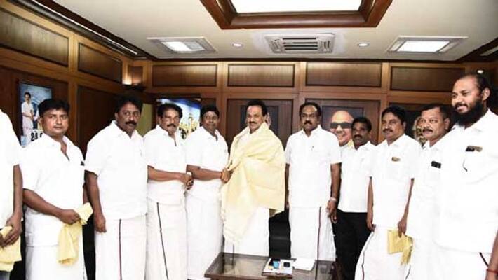 TTV Dhinakaran's tent which collapses to the ground TTV Dhinakaran's tent which collapses to the ground
