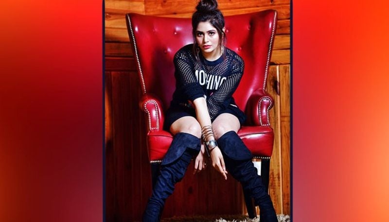 তবে অভিনয়ের সুবাদে ভক্তদের সঙ্গে ঋতাভরীর যে পরিচিতি, তার থেকেও বেশি নজর কাড়ে তাঁর স্টাইল স্টেমেন্ট ও সোশ্যা মিডিয়া পোস্ট।