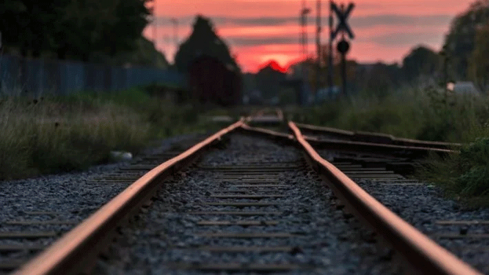 Couple in love jump to death in front of train Couple in love jump to death in front of train