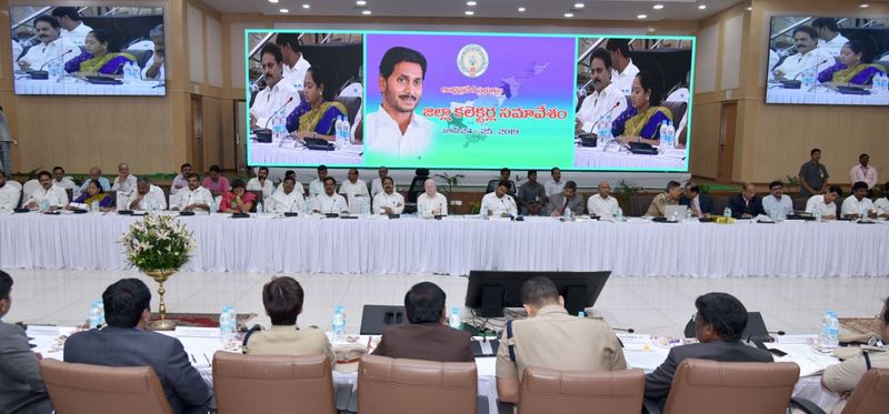 కలెక్టర్లు, ఎస్పీలతో జగన్ సమావేశం
