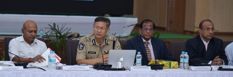 కలెక్టర్లు, ఎస్పీలతో జగన్ సమావేశం
