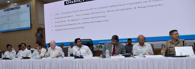 కలెక్టర్లు, ఎస్పీలతో జగన్ సమావేశం