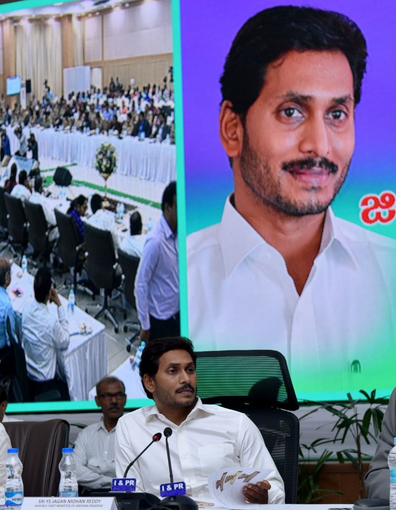 కలెక్టర్లు, ఎస్పీలతో జగన్ సమావేశం