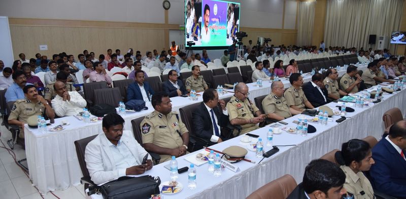 కలెక్టర్లు, ఎస్పీలతో జగన్ సమావేశం