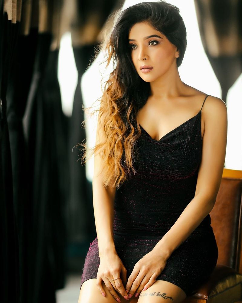 Sakshi Agarwal is a biggie who has posed for the pinnacle of glamor