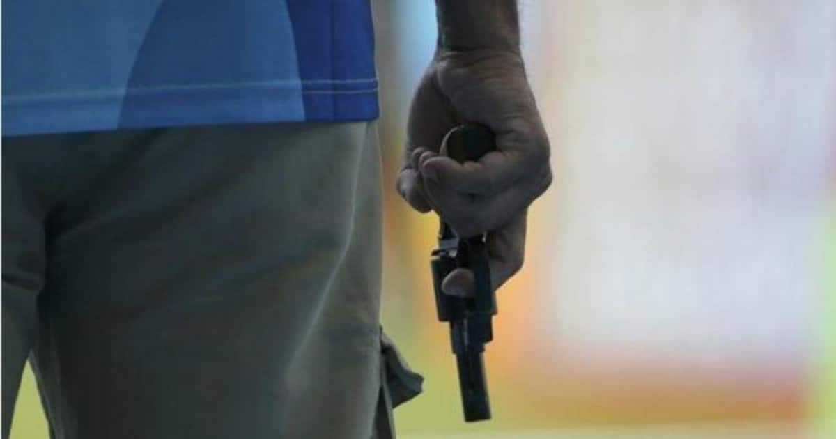 ஆம்பூரில் துப்புரவு தொழிலாளி துப்பாக்கியால் சுட்டு தற்கொலை - காவல் துறையினர் விசாரணை