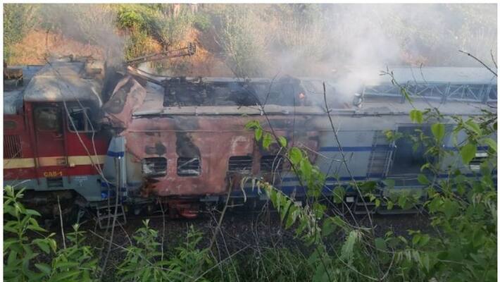 3 dead in howrah jagdalpur express collides and catch fire 3 dead in howrah jagdalpur express collides and catch fire
