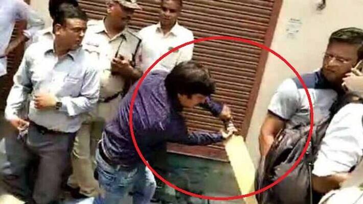 BJP MLA Kailash Vijayvargiya thrashes a Municipal officer with a cricket bat BJP MLA Kailash Vijayvargiya thrashes a Municipal officer with a cricket bat