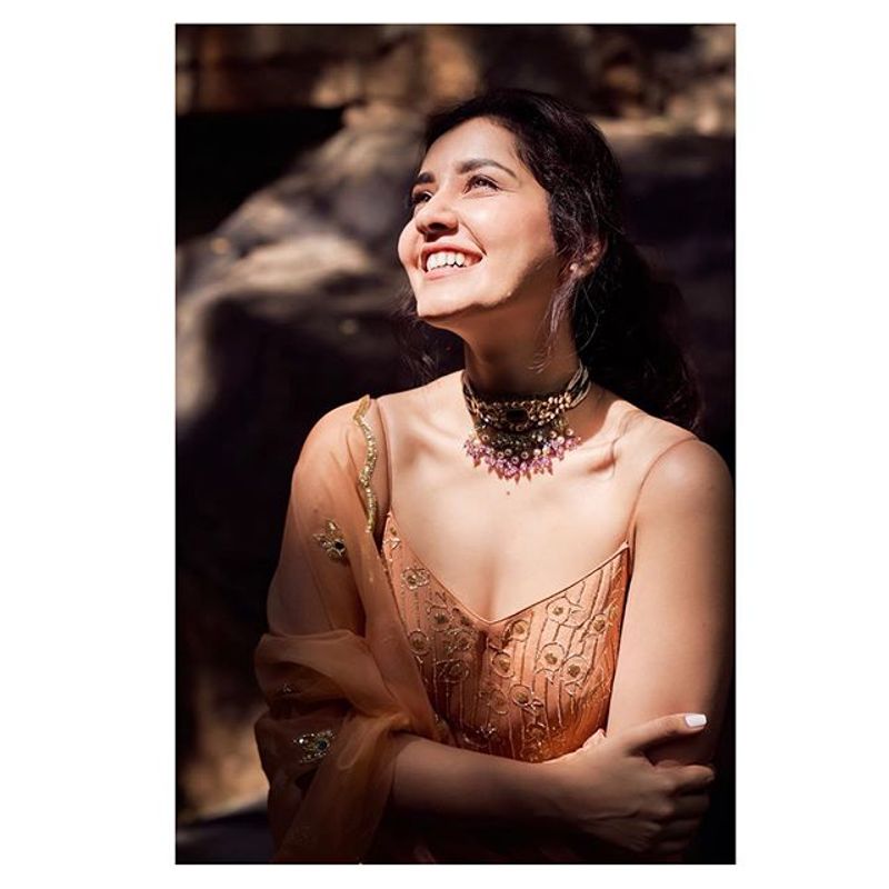 Actress Rashi's Hot photo gallery ..!