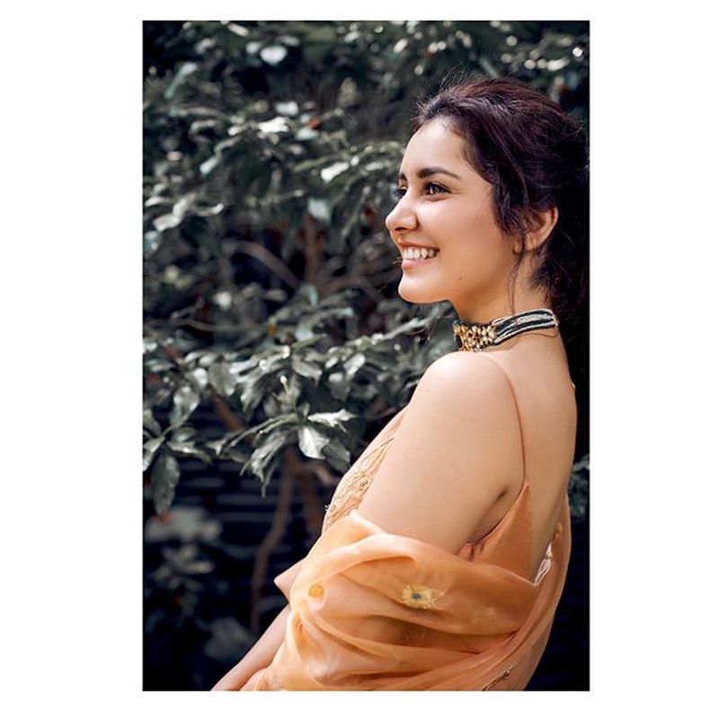 Actress Rashi's Hot photo gallery ..!