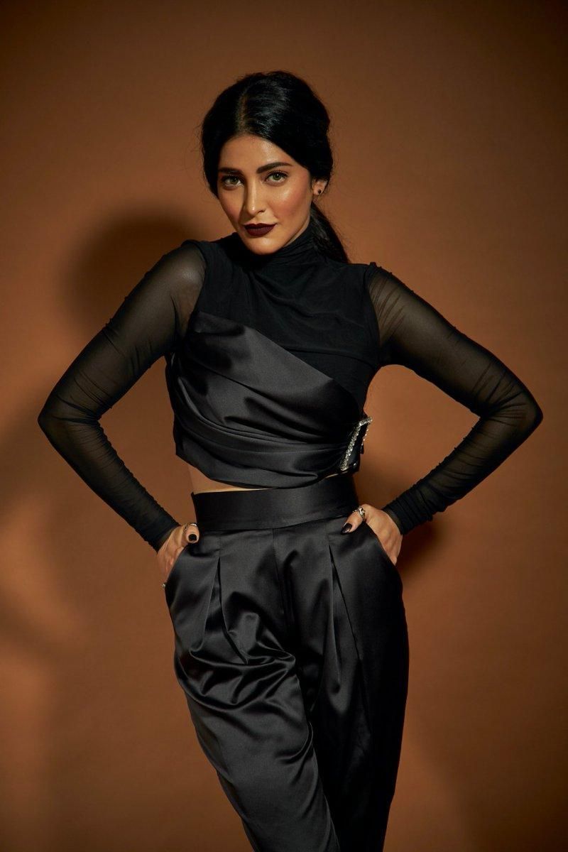 Shruti Haasan Hot Gallery..!