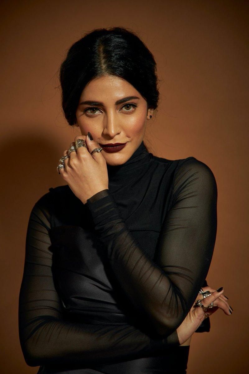 Shruti Haasan Hot Gallery..!
