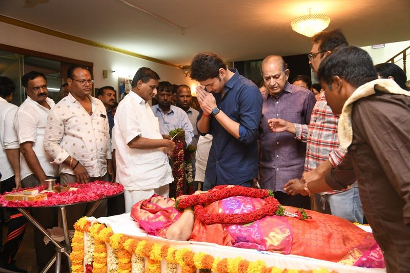 విజయనిర్మల పార్థివదేహానికి మహేష్ బాబు నివాళి