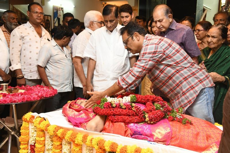 హాస్పిటల్ నుండి ఆమె భౌతికకాయాన్ని నానక్ రామ్ గూడలోని ఇంటికి తీసుకొచ్చారు.
