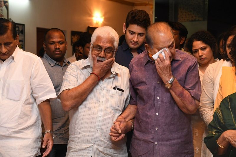 ఇంటికి చేరిన విజయనిర్మల పార్థివదేహాన్ని చూసిన కృష్ణ కన్నీరుమున్నీరుగా విలపించారు.