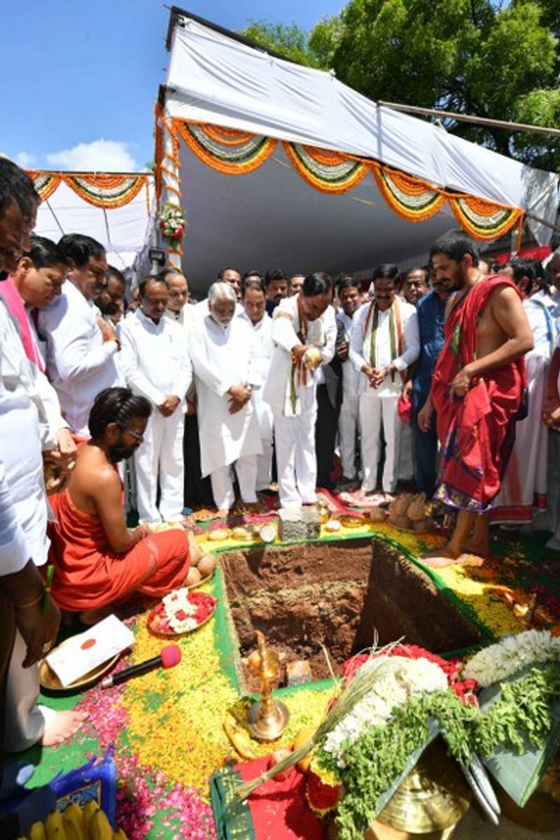 నూతన సచివాలయ నిర్మాణానికి కేసీఆర్ శంకుస్థాపన(ఫోటోలు)