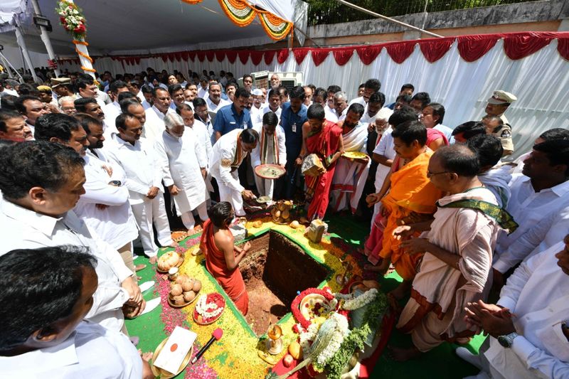నూతన సచివాలయ నిర్మాణానికి కేసీఆర్ శంకుస్థాపన(ఫోటోలు)