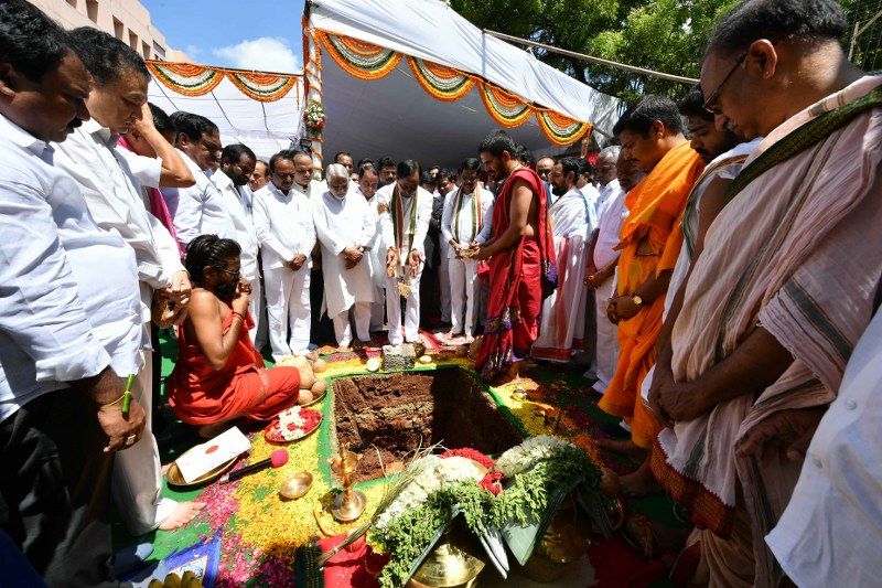 నూతన సచివాలయ నిర్మాణానికి కేసీఆర్ శంకుస్థాపన(ఫోటోలు)