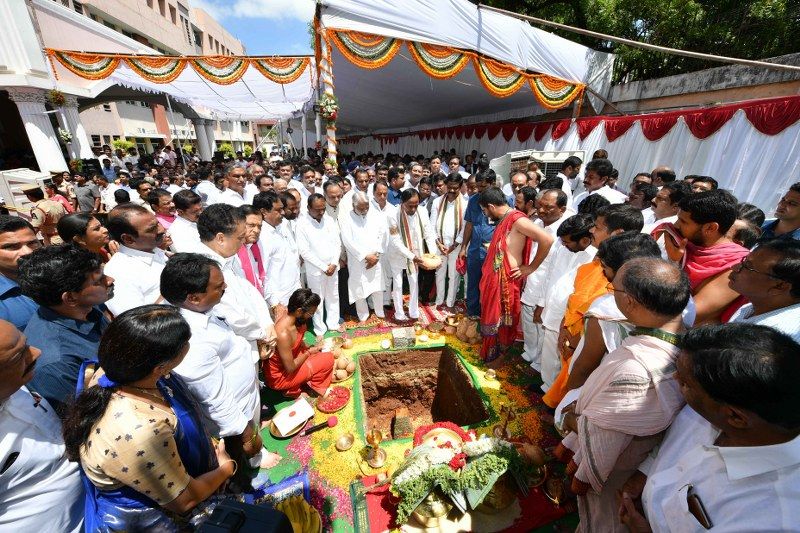 నూతన సచివాలయ నిర్మాణానికి కేసీఆర్ శంకుస్థాపన(ఫోటోలు)