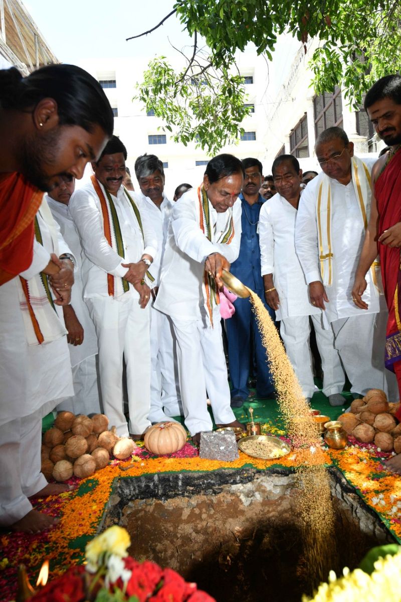 తెలంగాణ కొత్త అసెంబ్లీ నిర్మాణ పనులకు కేసీఆర్ శంకుస్థాపన (ఫోటోలు)