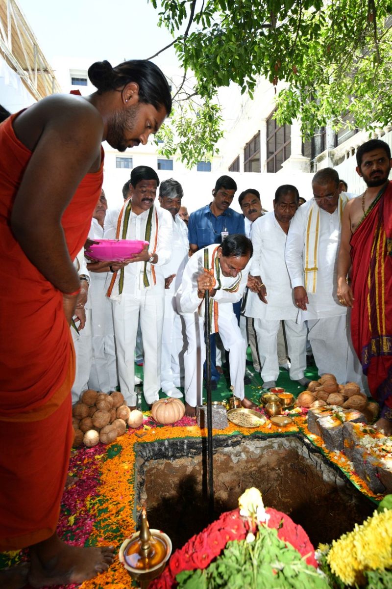 తెలంగాణ కొత్త అసెంబ్లీ నిర్మాణ పనులకు కేసీఆర్ శంకుస్థాపన (ఫోటోలు)