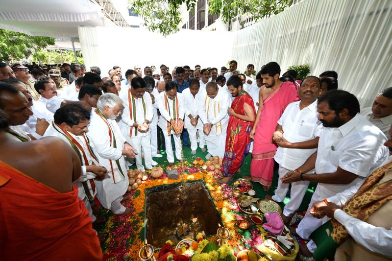 తెలంగాణ కొత్త అసెంబ్లీ నిర్మాణ పనులకు కేసీఆర్ శంకుస్థాపన (ఫోటోలు)